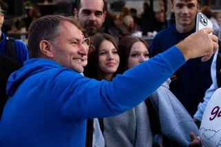 Na mítinku slovenského expremiéra Matoviče zpacifikovala ochranka seniora - Novinky